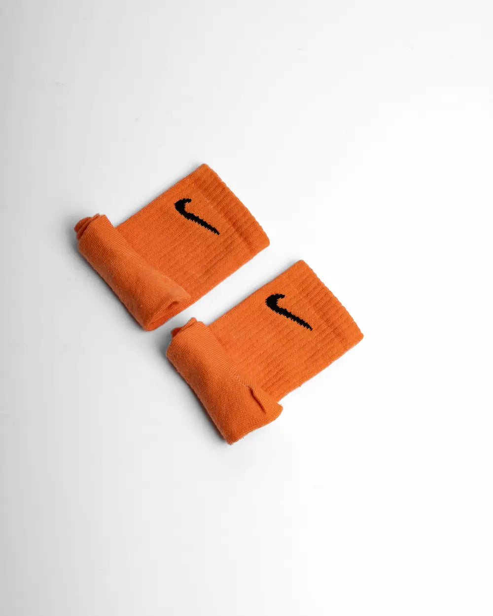 Calzini nike colorati con tecnica di tintura, tonalità arancione