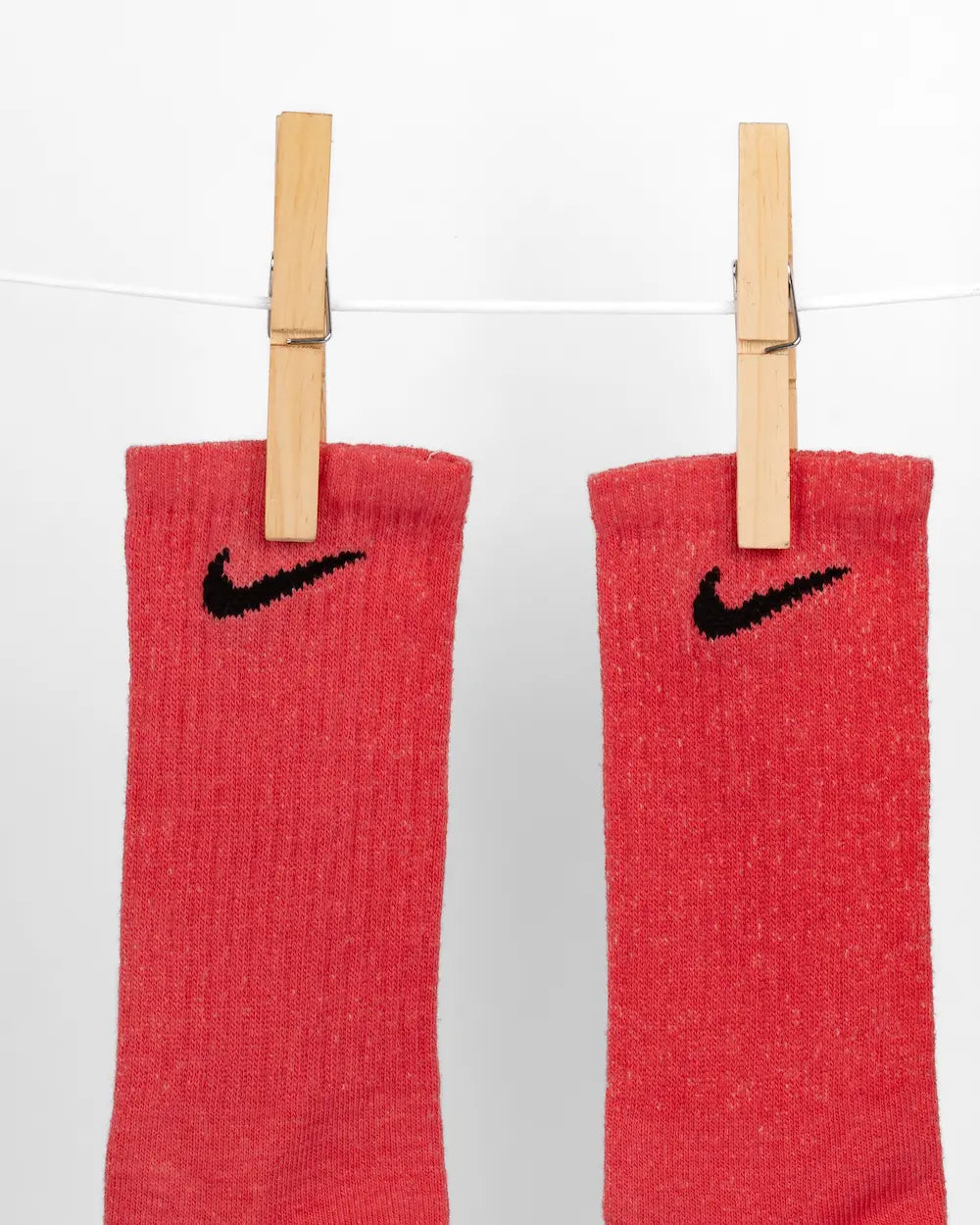 Calzini nike colorati con tecnica di tintura, tonalità Cherry (rosso)