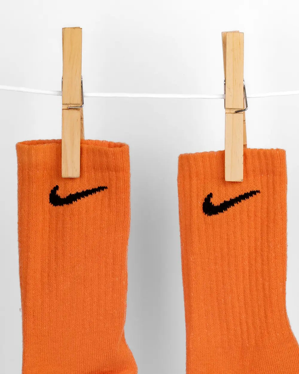 Calzini nike colorati con tecnica di tintura, tonalità arancione