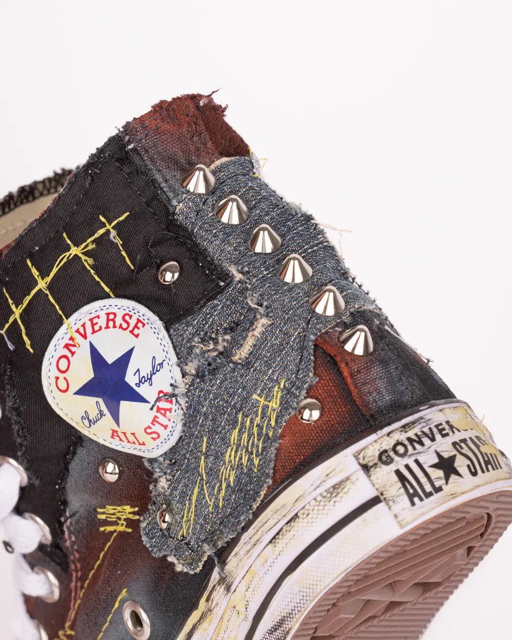 Converse personalizzata con tessuto jeans, dettaglio tacco con borchie