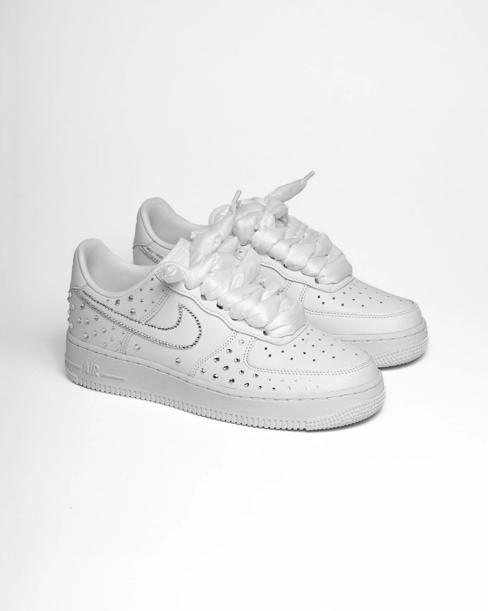 Nike air force 1 personalizzata con brillantini e lacci grossi bianchi