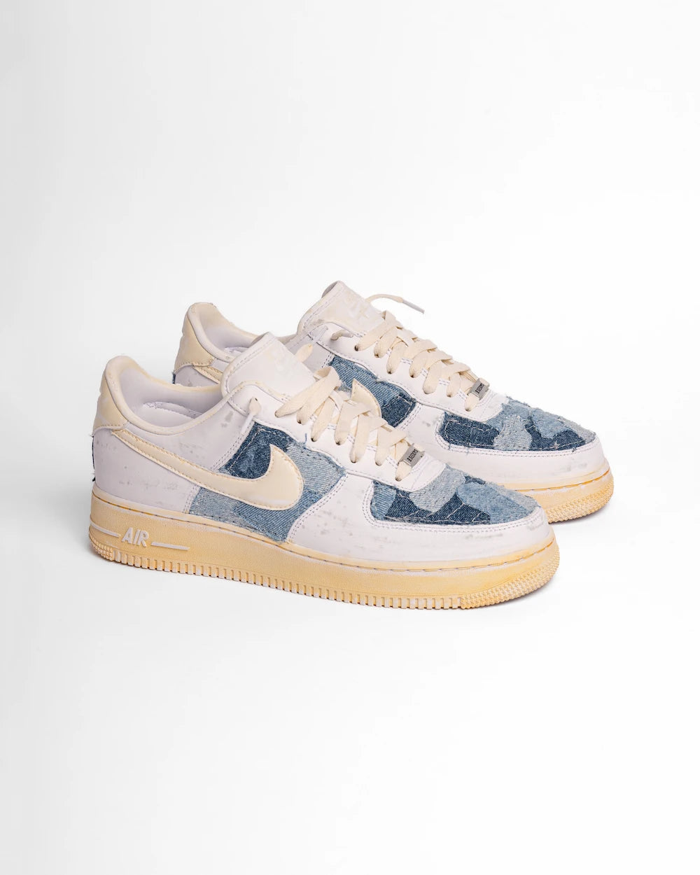 Nike Air Force 1 custom con jeans patchwork e base beige effetto vintage