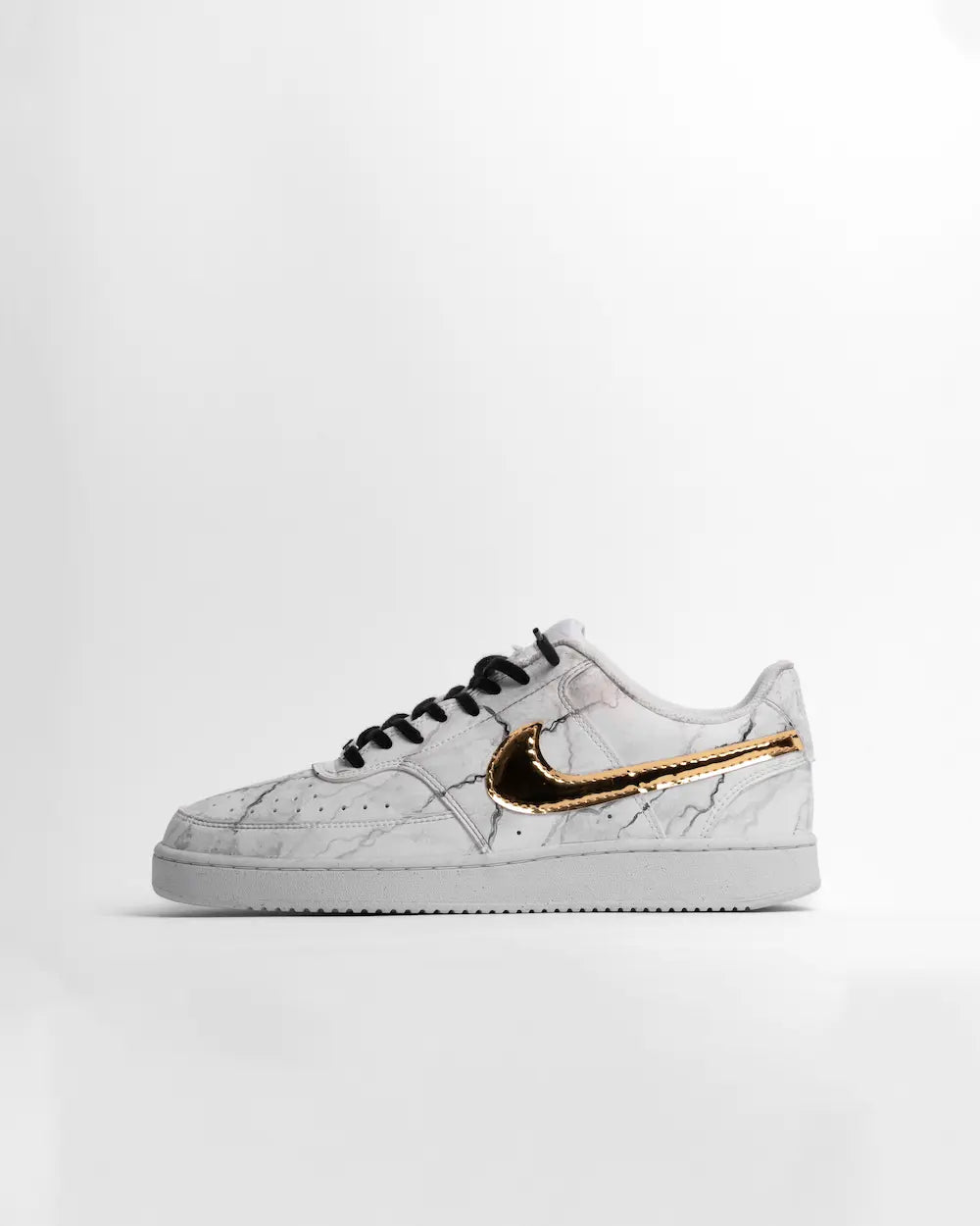 Nike Court Vision sneaker custom effetto marmo dipinto a mano, con tessuto metallizzato oro su Swoosh