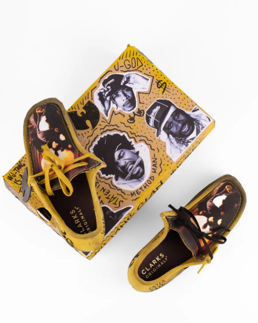 Clark Wallabee personalizzate in stile Wu Tang Clan di Seddys, su scatola con foto icone hip-hop