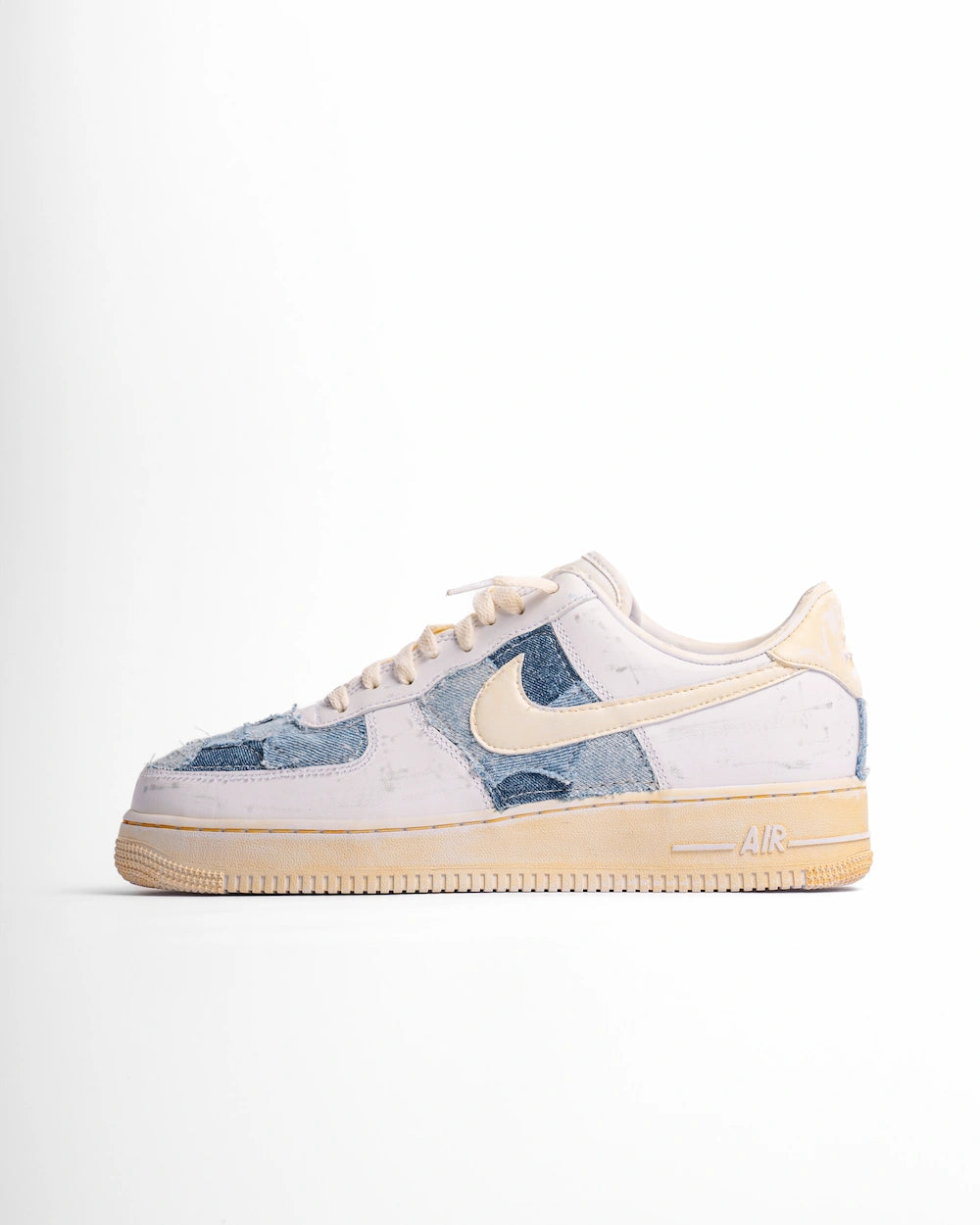 Nike Air Force 1 custom con jeans patchwork e base beige effetto vintage