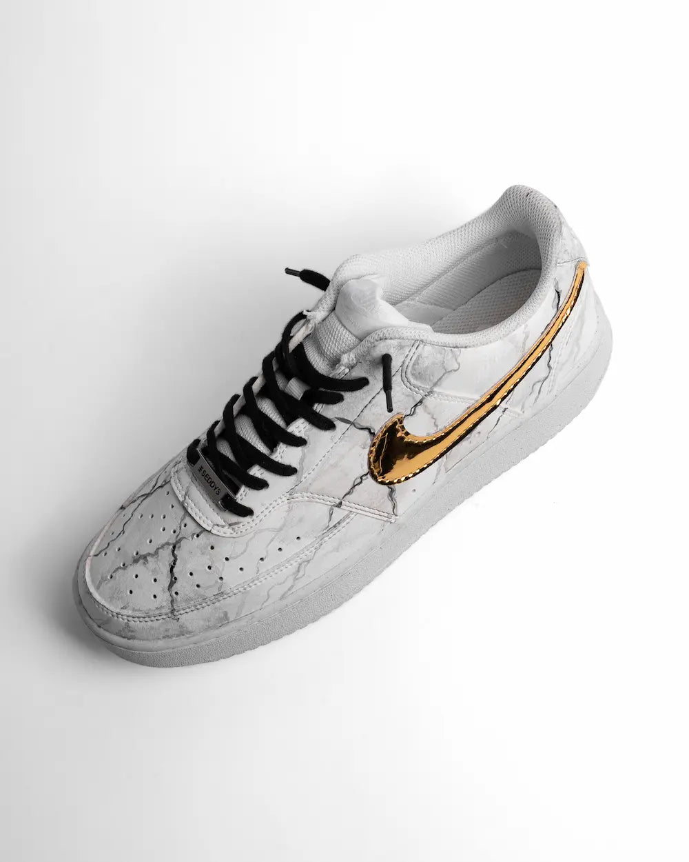 Nike Court Vision sneaker custom effetto marmo dipinto a mano, con tessuto metallizzato dorato