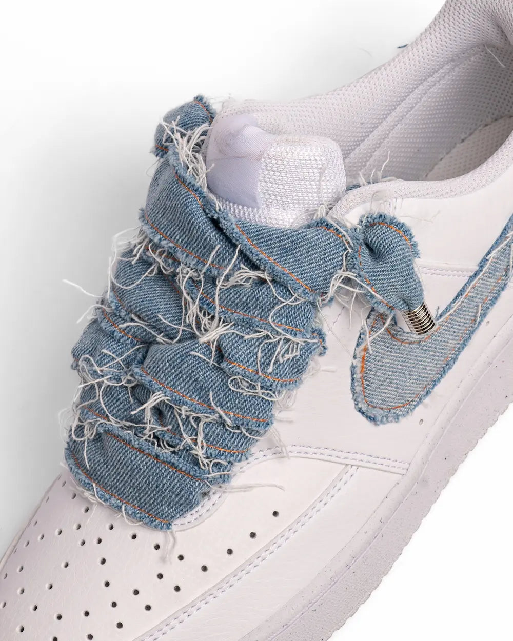 Nike custom con Swoosh rivestito in jeans e lacci interamente realizzati a mano in denim