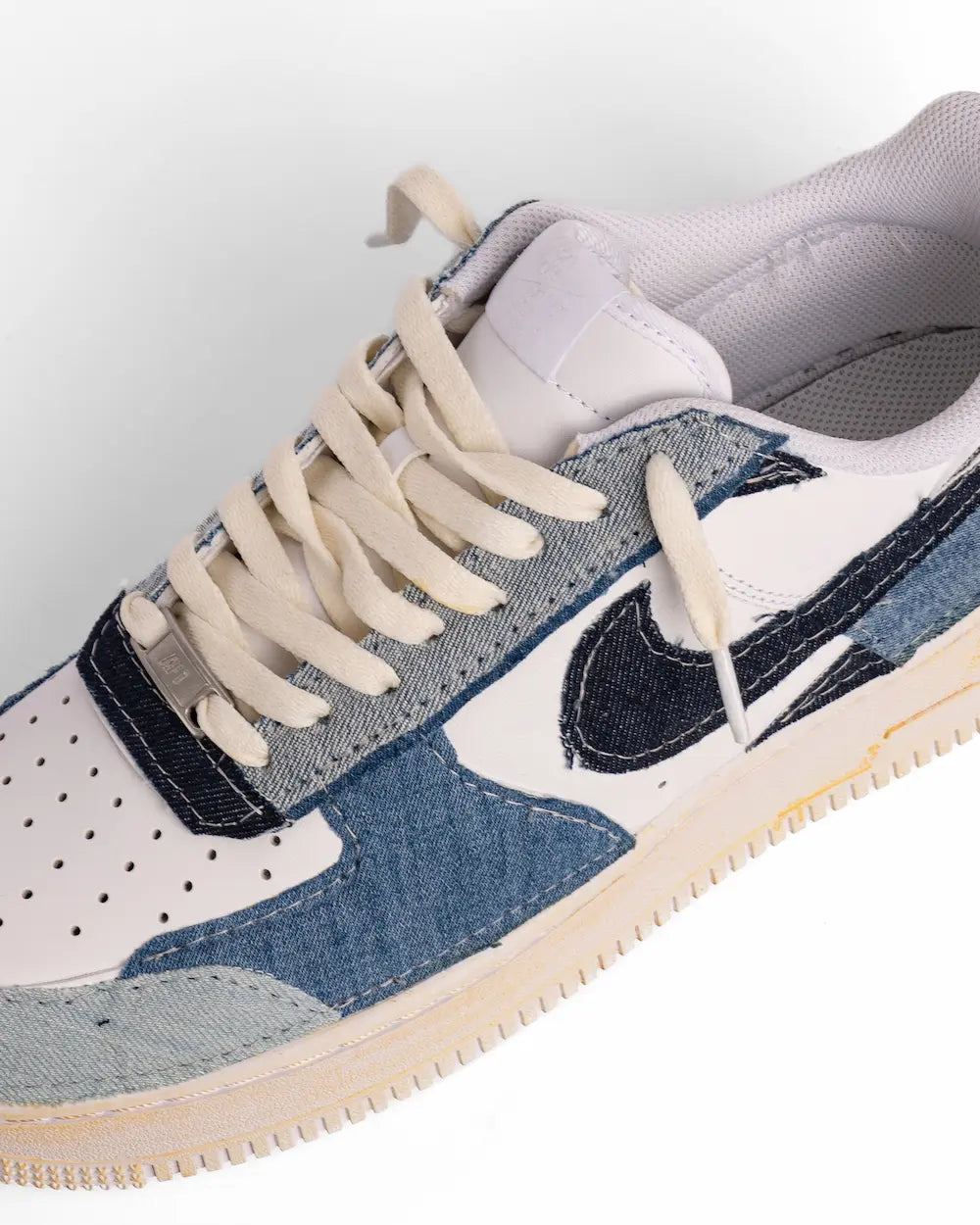 Nike air force 1 custom rivestita in jeans patchwork