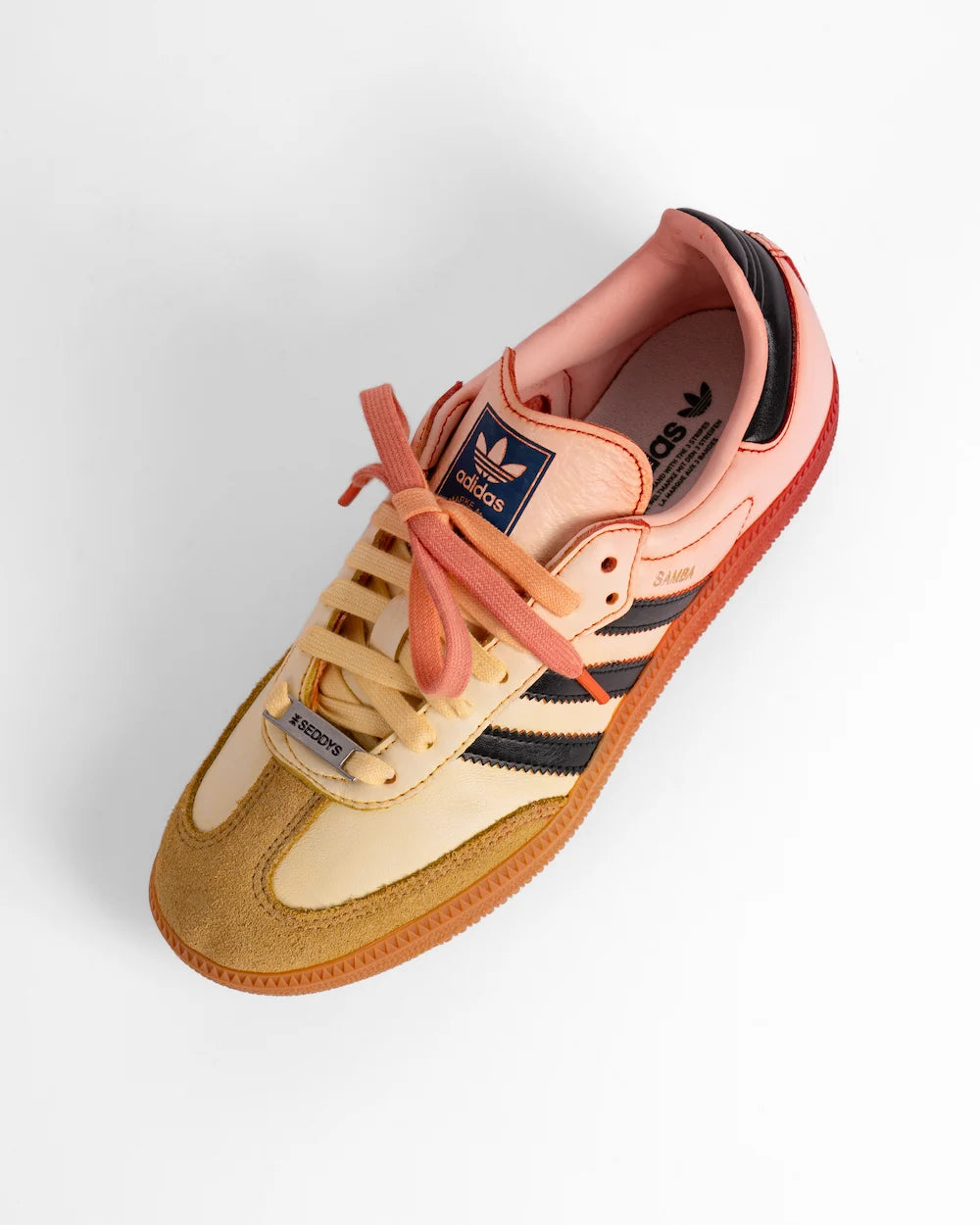 adidas samba personalizzate con effetto sfumato sui toni del rosso e del giallo