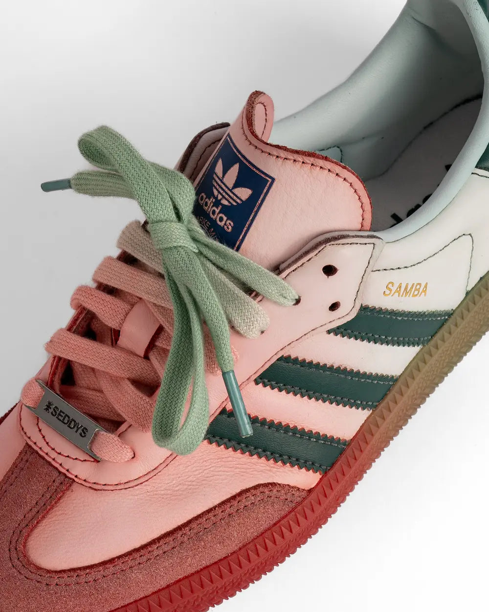 adidas samba personalizzate con effetto sfumato sui toni del verde e del rosso