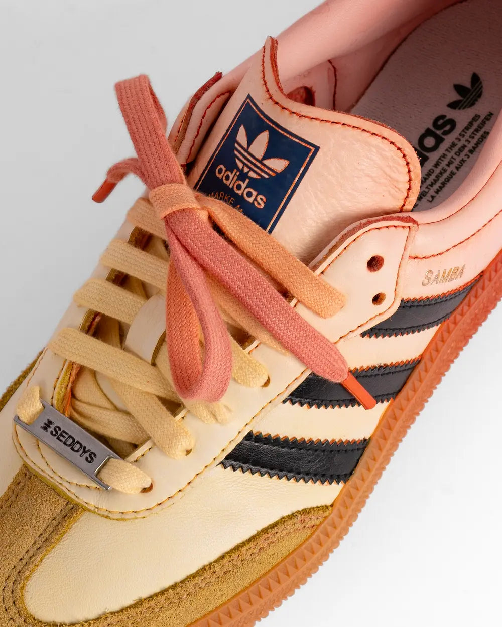 adidas samba personalizzate con effetto sfumato sui toni del rosso e del giallo