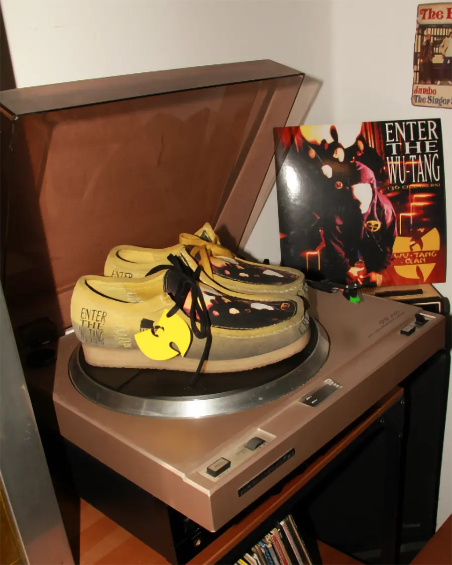 Clark Wallabee personalizzate in stile Wu Tang Clan di Seddys, su un giradischi vintage con vinile "Enter The Chambers (36 Members)" del Wu-Tang Clan