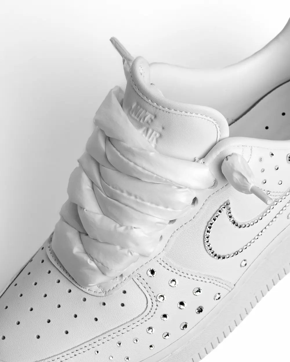 Nike Air Force 1 personalizzata con cristalli e lacci imbottiti, dettaglio lacci