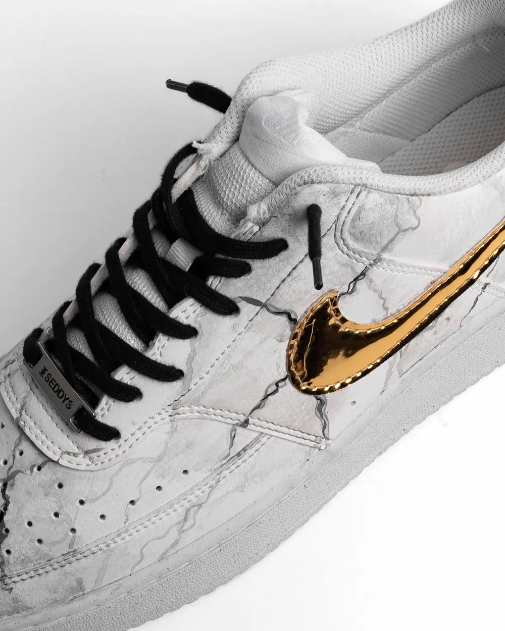 Nike Court Vision personalizzata effetto marmo, Swoosh con tessuto metallizzato oro