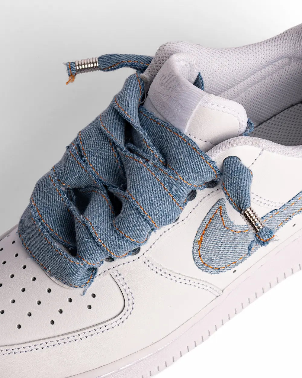 Nike Air Force 1 custom con Swoosh rivestito in jeans e lacci interamente realizzati a mano in denim