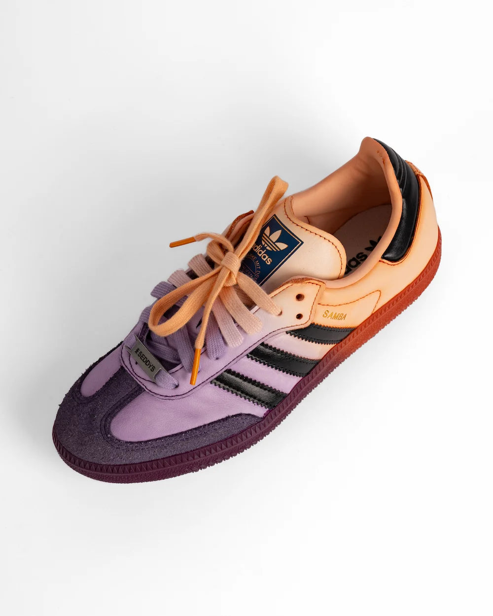 adidas samba personalizzate con effetto sfumato sui toni dell'arancione e del lilla