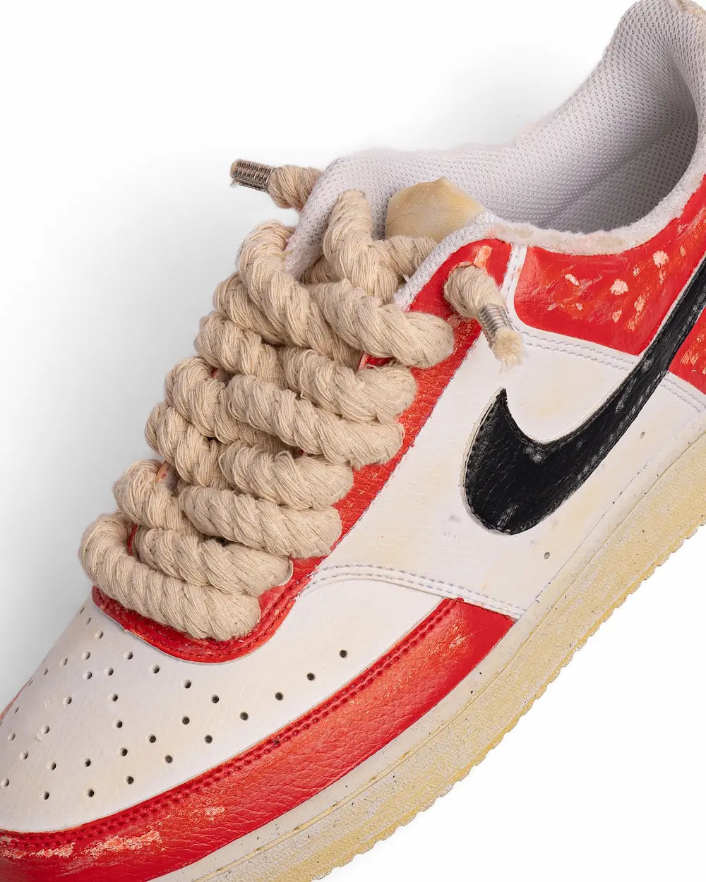 Nike vintage rossa con swoosh nero e lacci in corda color beige
