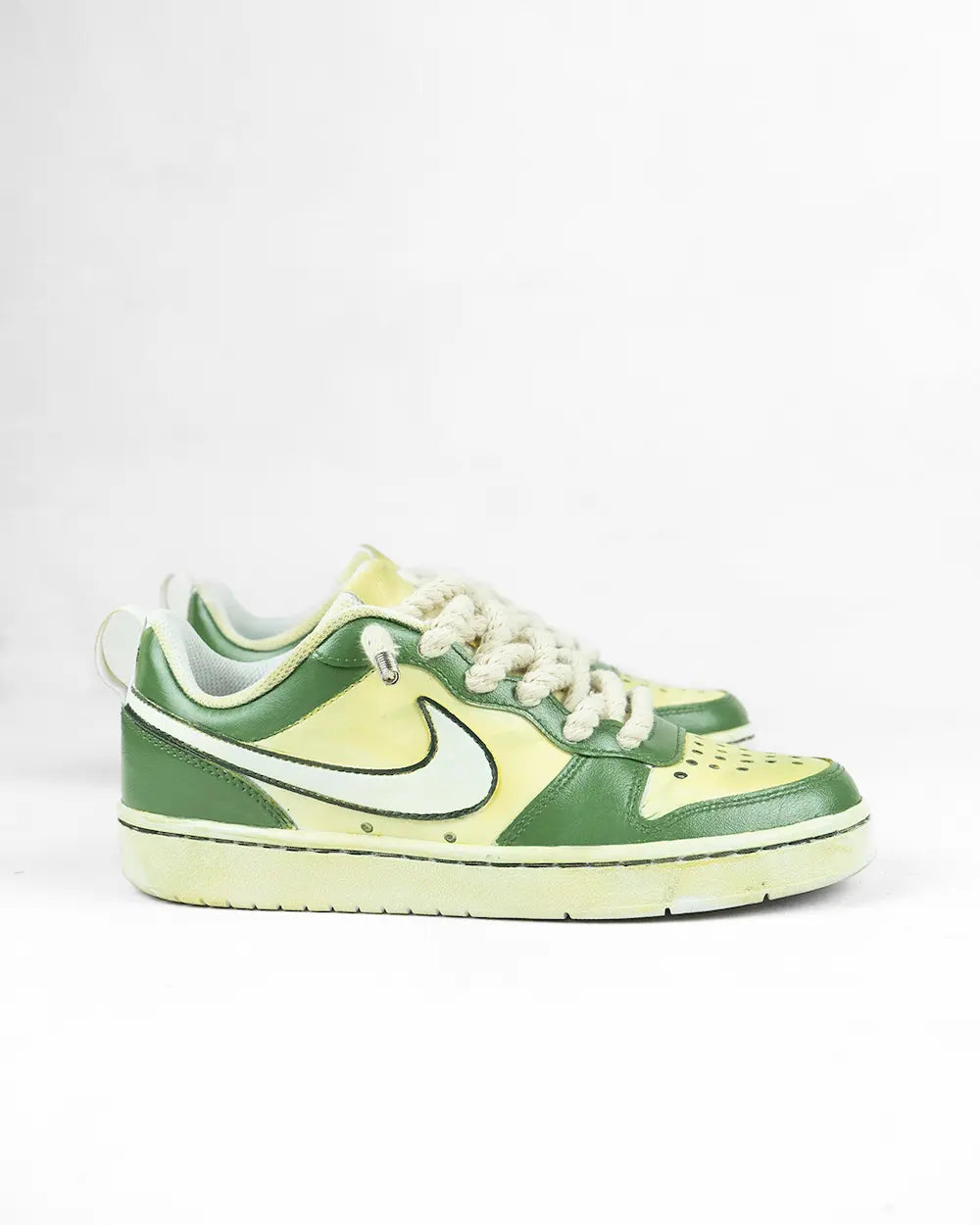 Nike Court Borough personalizzata con tintura in due tonalità di verde e lacci in corda beige