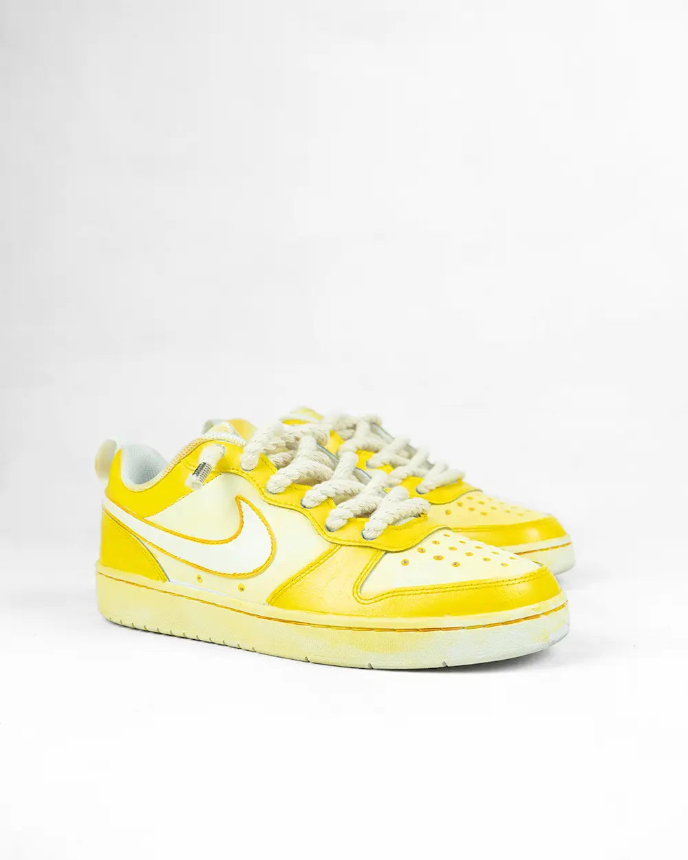 Nike Court Borough personalizzata con tintura in due tonalità di giallo e lacci in corda beige