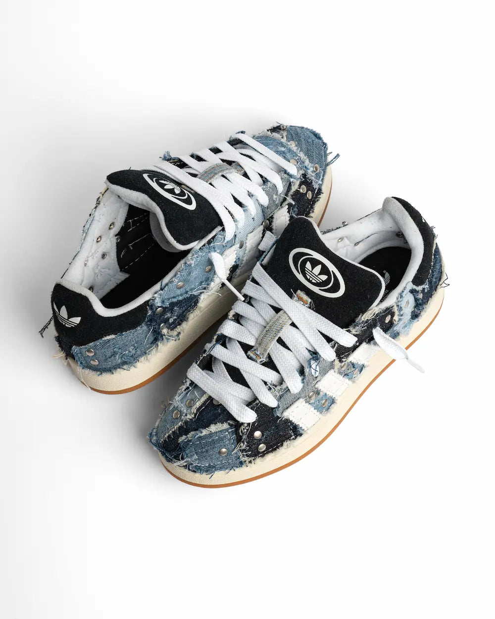 Adidas campus customizzata con jeans patchwork e borchie