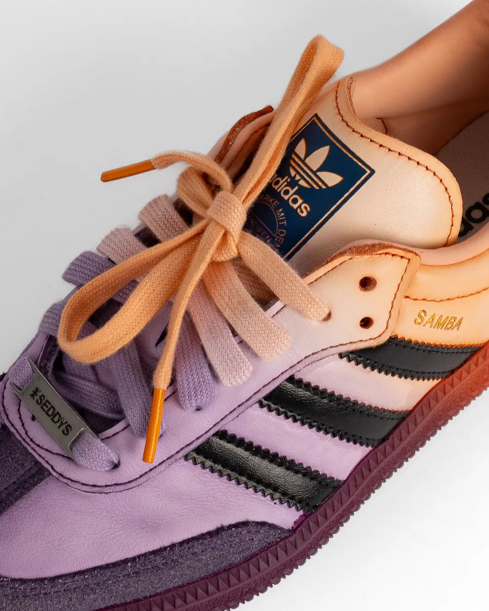 adidas samba personalizzate con effetto sfumato sui toni dell'arancione e del lilla