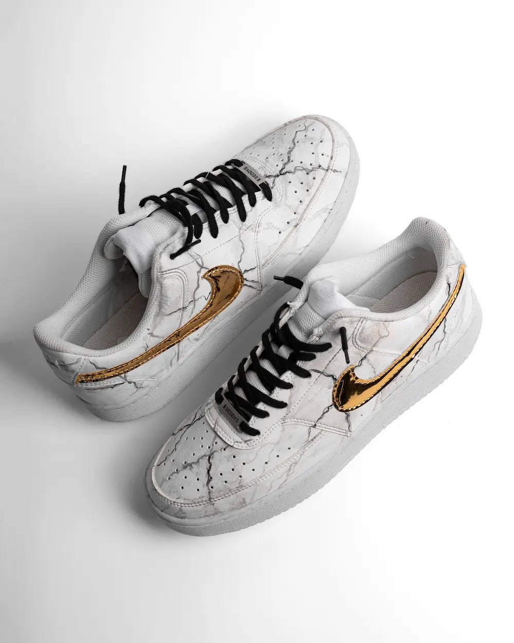 Nike Court Vision sneaker custom effetto marmo dipinto a mano, con tessuto metallizzato oro