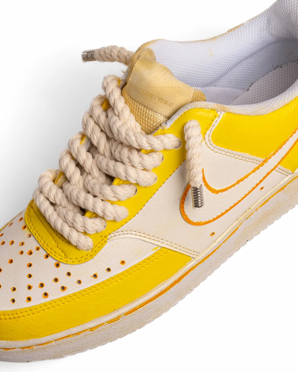 Nike Court Vision custom modello 5 Points Yellow, dipinta a mano in due tonalità di giallo, con lacci in corda beige