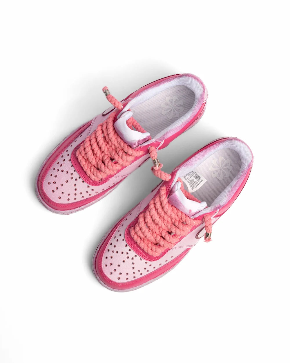 Nike Court Vision custom 5 Points Pink è dipinta a mano in due diverse tonalità di rosa ed è abbinata ai lacci in corda rosa