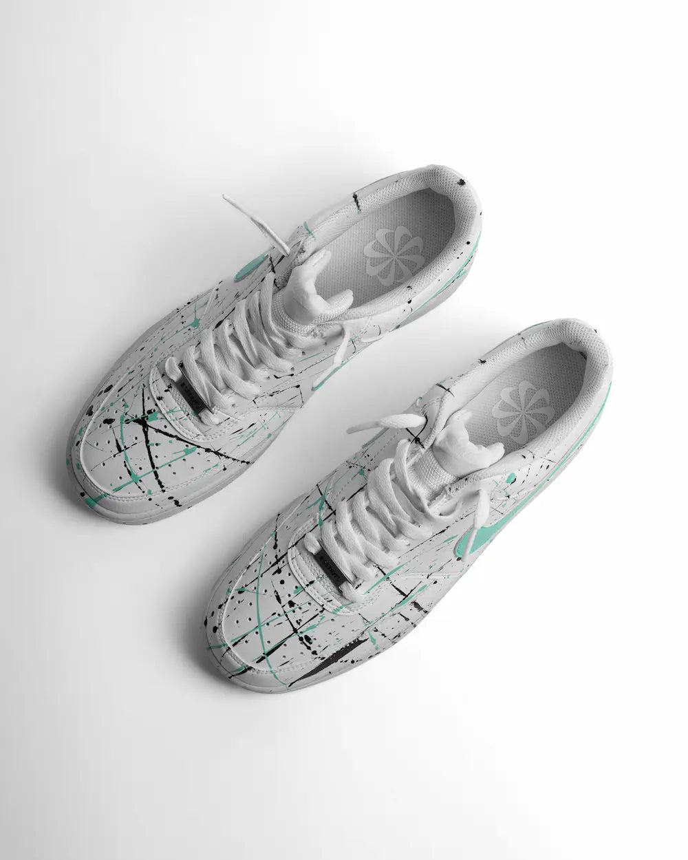 Dall'alto: Nike Court Vision dipinta a mano con Swoosh e schizzature di colore verde acqua