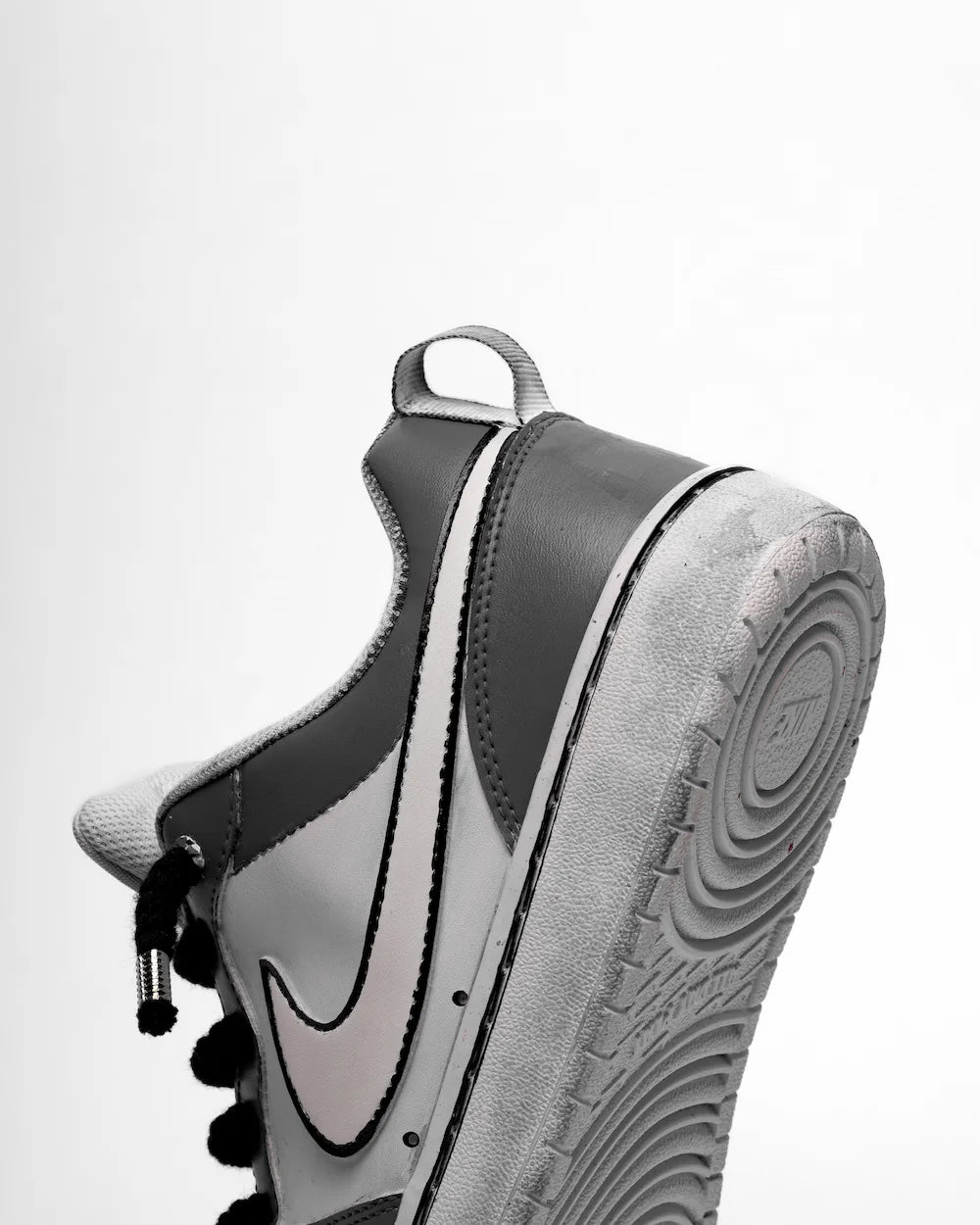 Nike Court Vision custom modello "5 Points Grey", dipinta a mano in due tonalità di grigio, con lacci in corda neri