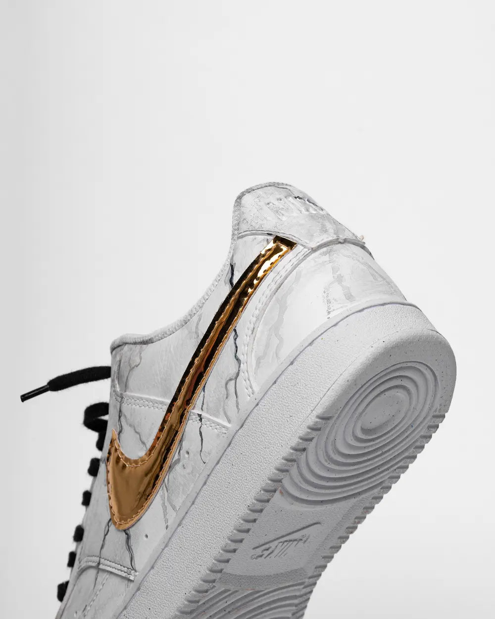 Nike Court Vision sneaker custom effetto marmo dipinto a mano, con tessuto tonalità oro