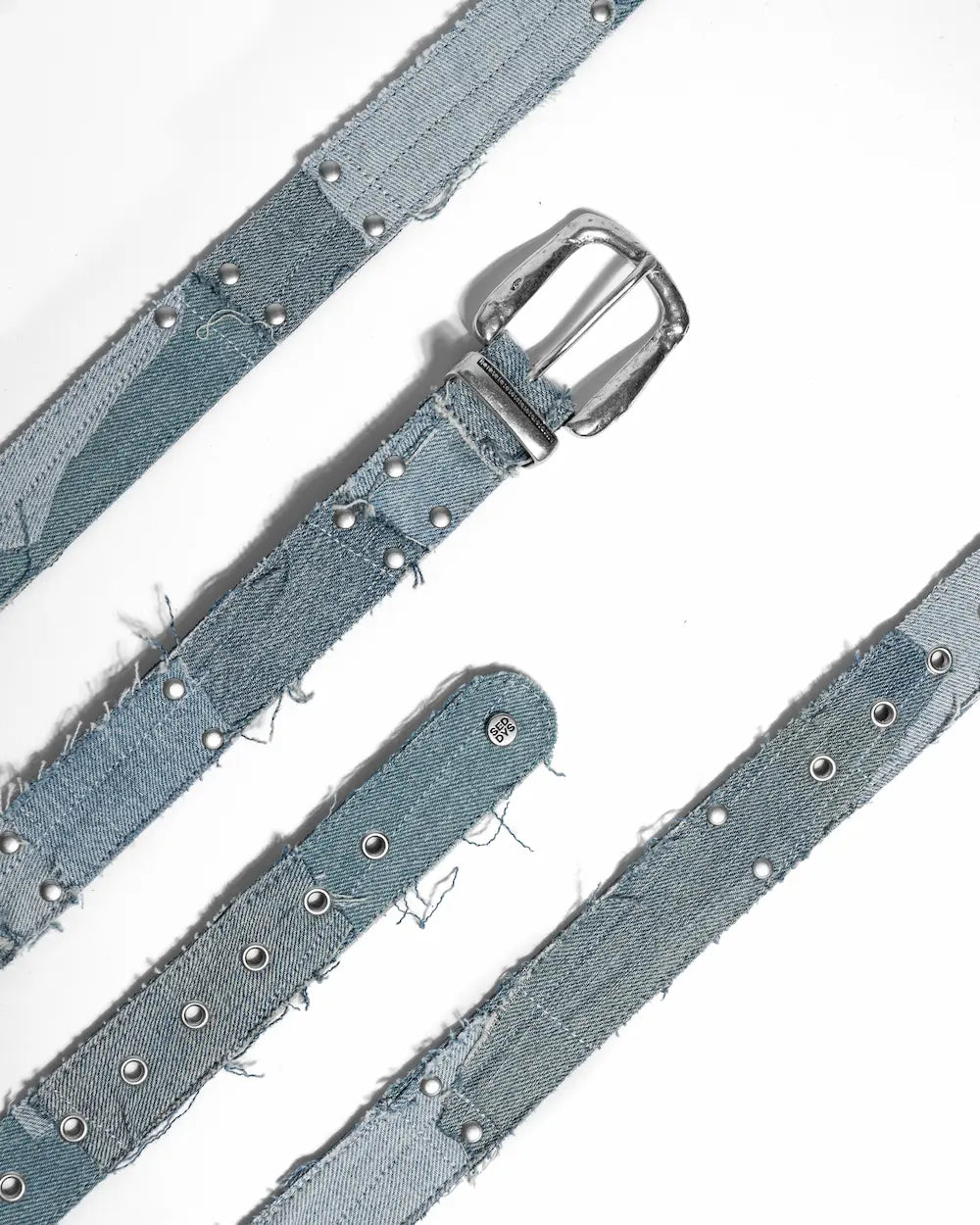 cintura custom in pelle rivestita in denim chiaro con borchie