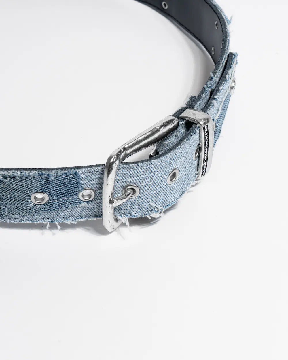 cintura custom in pelle rivestita in denim chiaro con borchie