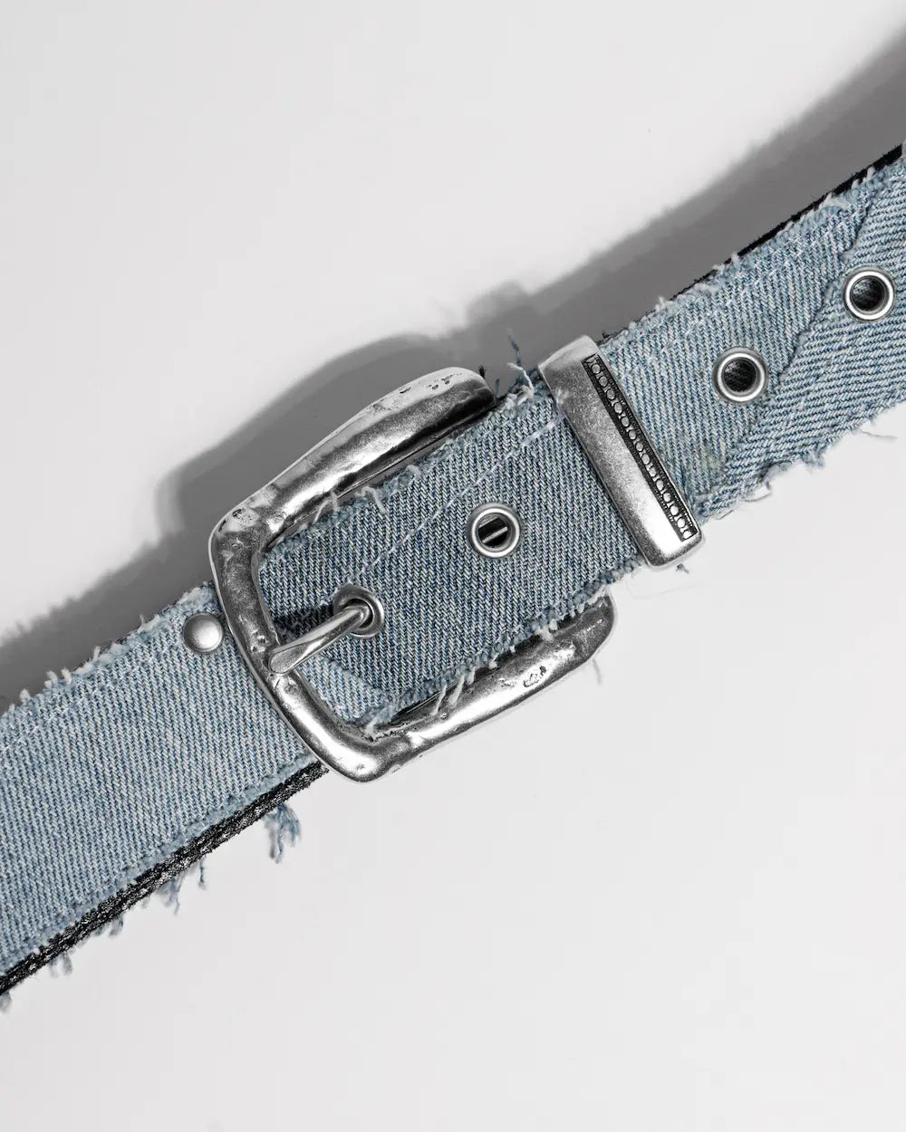 cintura custom in pelle rivestita in denim chiaro con borchie