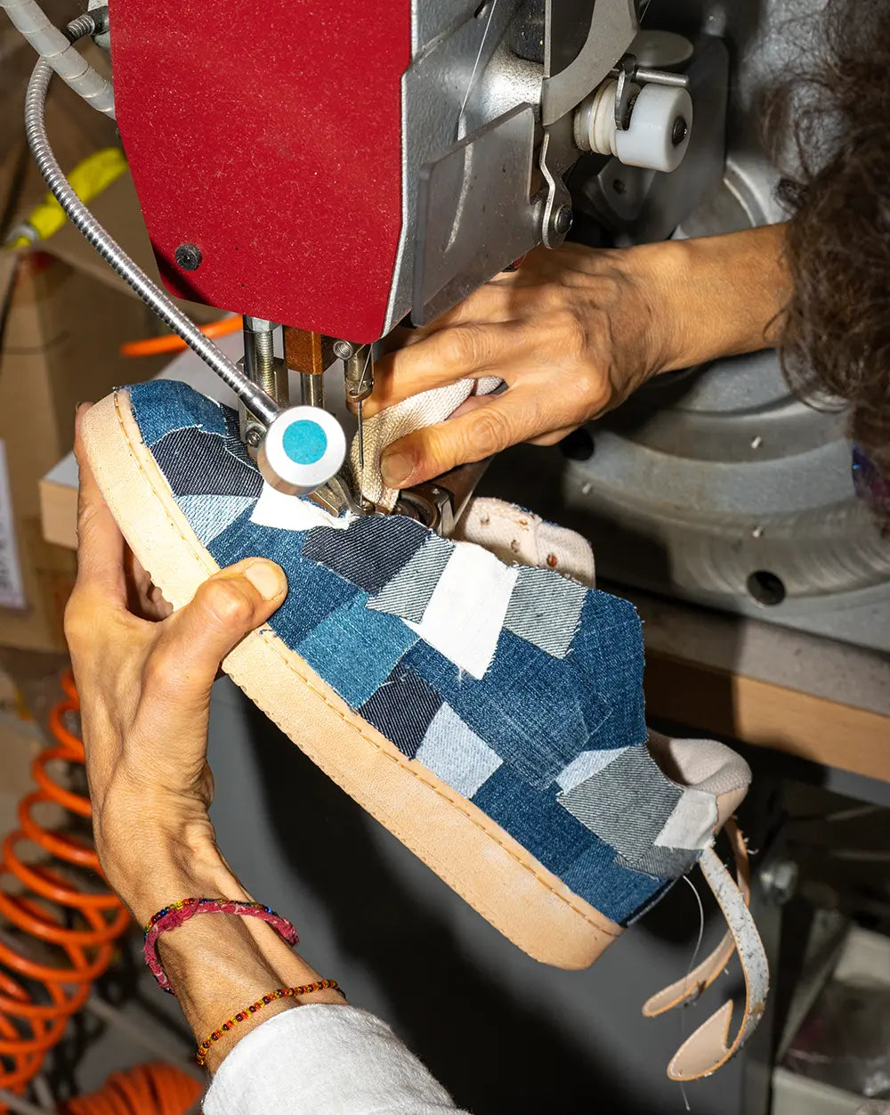 Processo di cucitura di un scarpa custom con jeans/denim