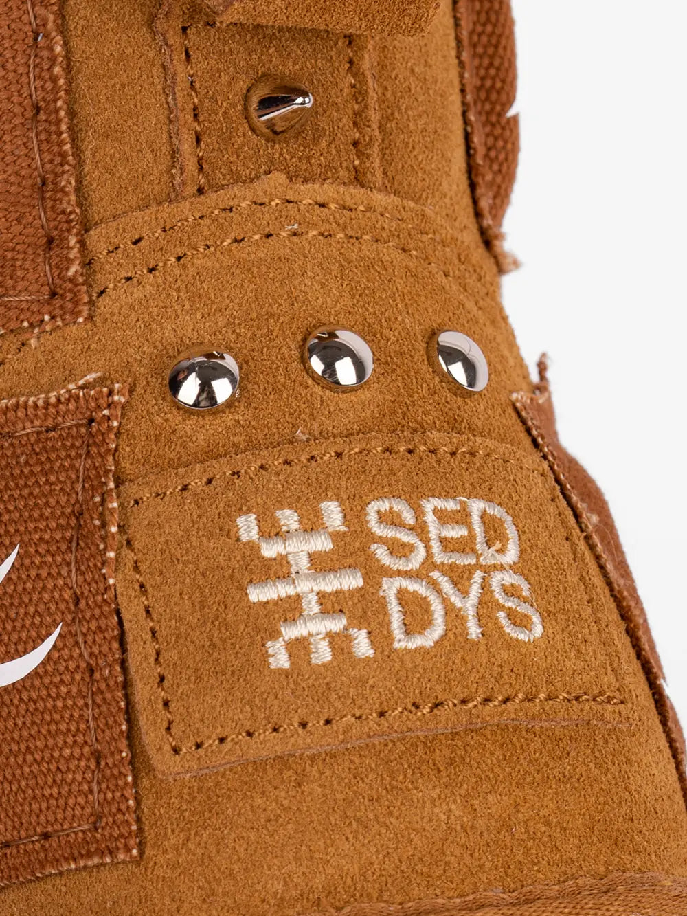 Borchie e logo SEDDYS cucito sul tallone dello stivaletto marrone