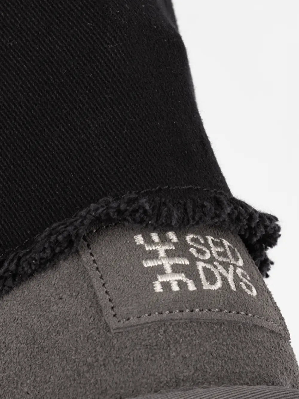Stivaletto grigio personalizzato da SEDDYS con tessuto jeans nero riciclato