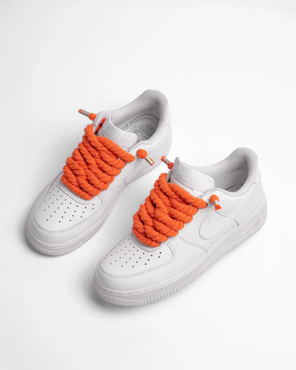 Nike Air Force 1 bianca personalizzata con lacci in corda arancione