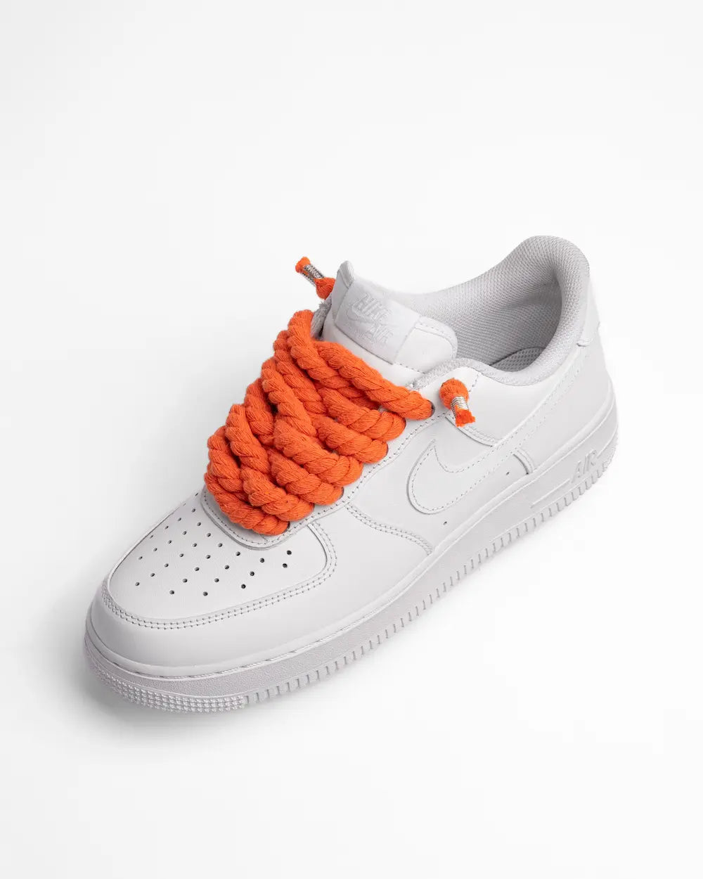 Nike Air Force 1 bianca personalizzata con lacci in corda arancione