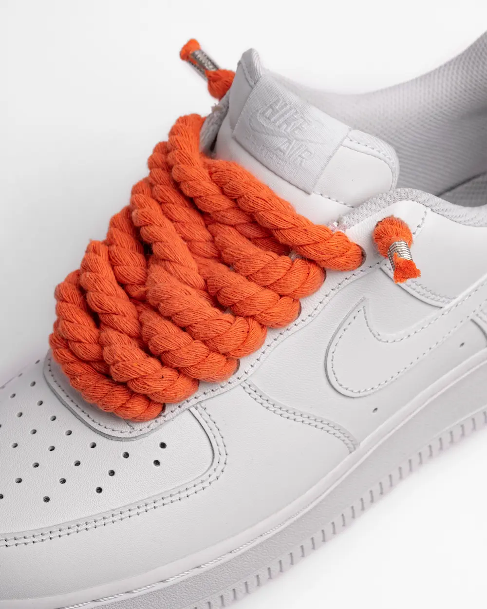 Nike Air Force 1 bianca personalizzata con lacci in corda arancione