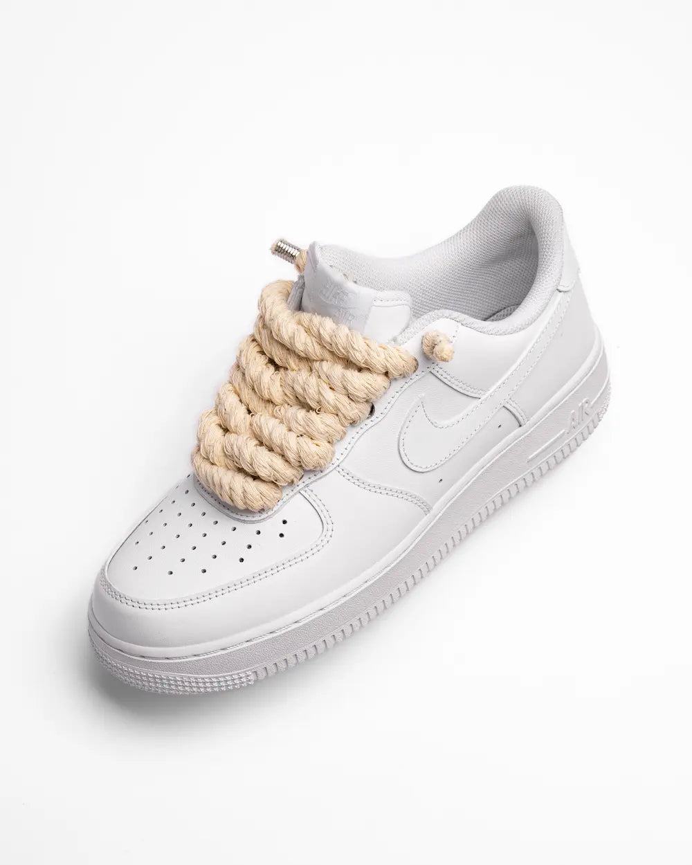 Nike Air Force 1 bianca personalizzata con lacci in corda beige