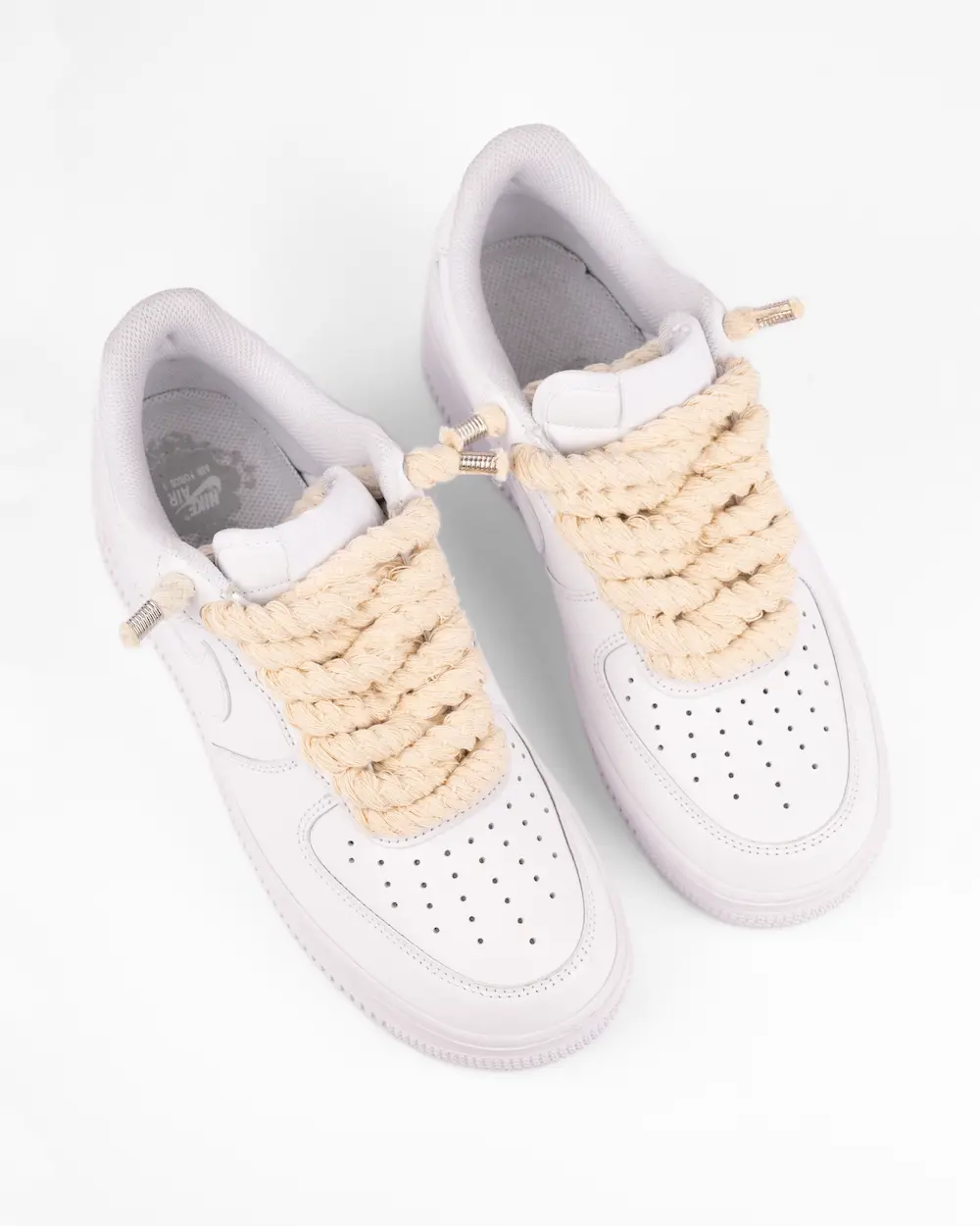 Nike Air Force 1 bianca personalizzata con lacci in corda beige