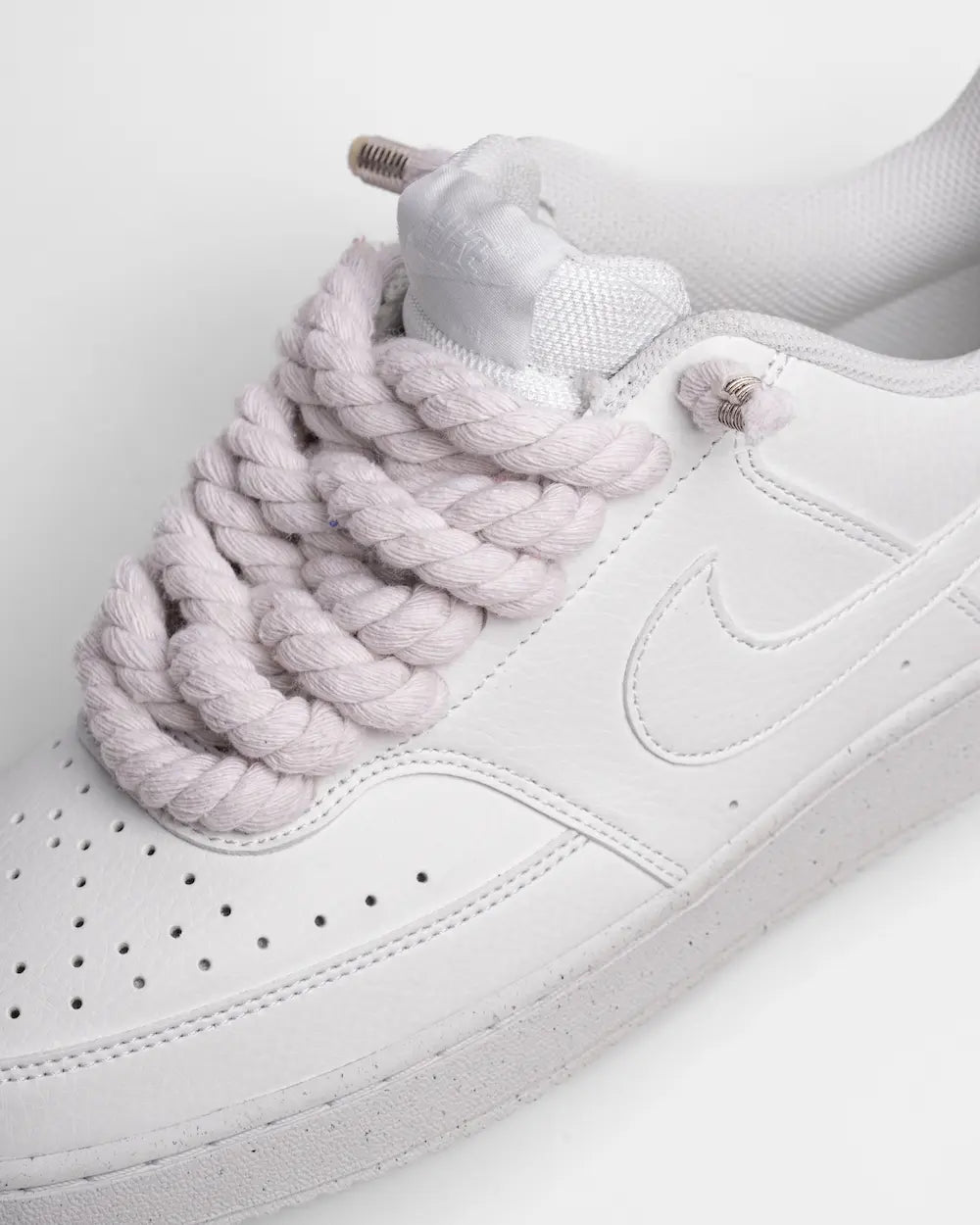 Nike Court Vision personalizzata con lacci in corda bianchi
