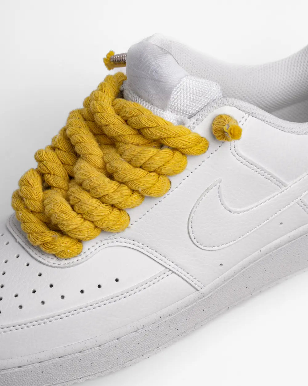 Nike Court Vision personalizzata con lacci in corda gialli
