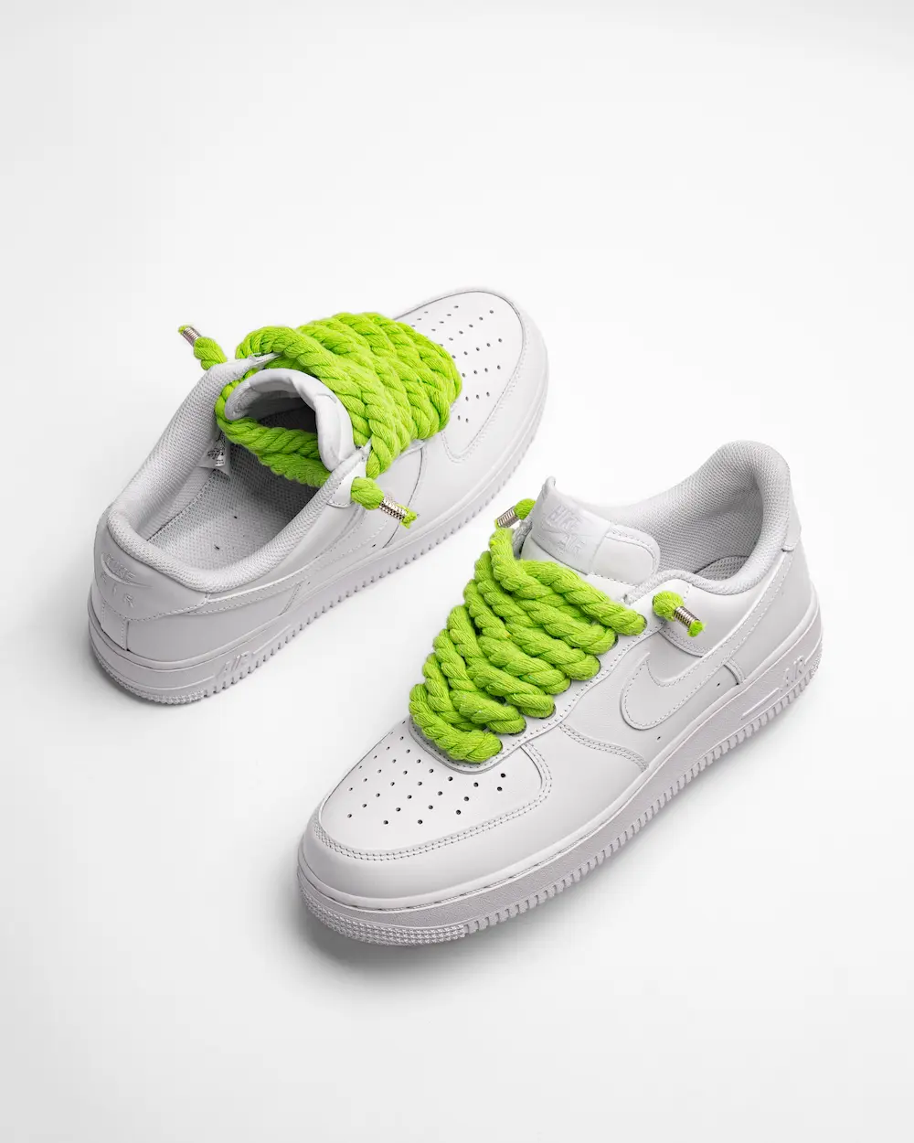 Nike Air Force 1 bianca personalizzata con lacci in corda verde lime