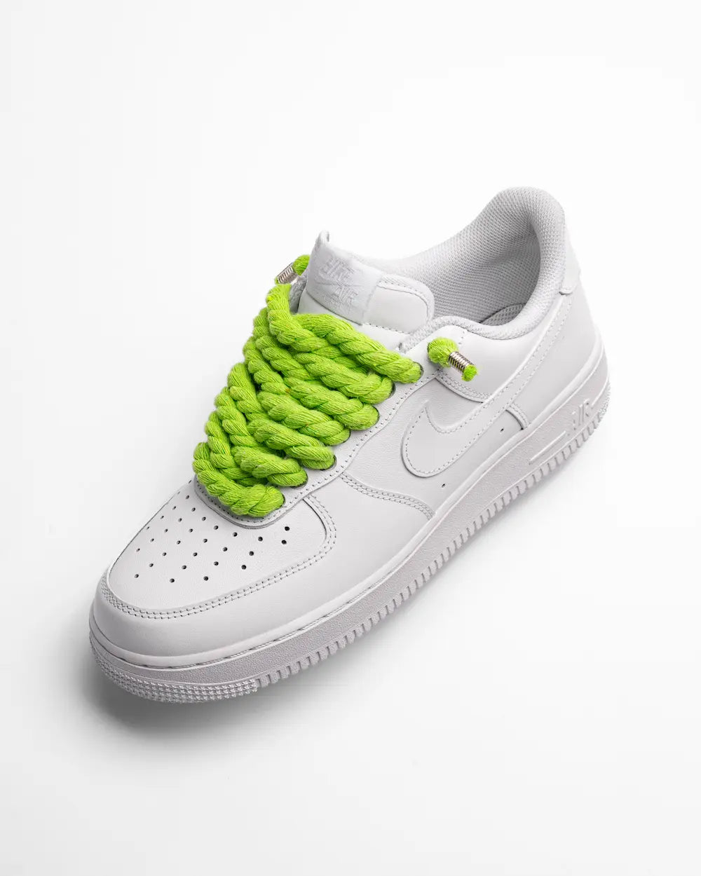 Nike Air Force 1 bianca personalizzata con lacci in corda verde lime
