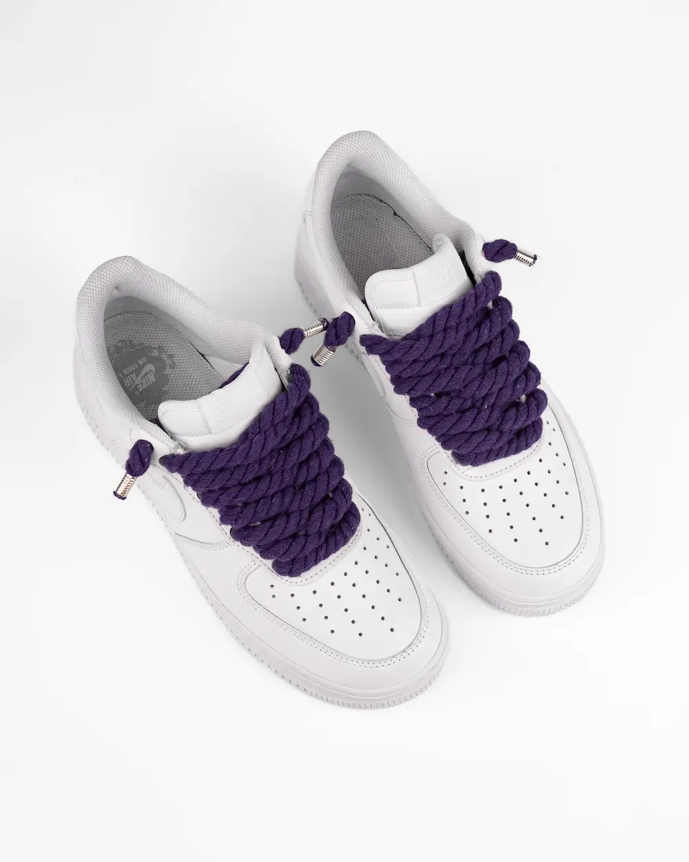 Nike Air Force 1 bianca personalizzata con lacci in corda viola