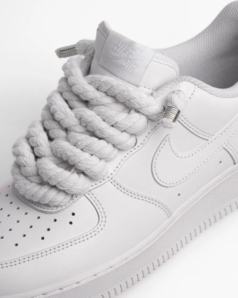 Nike Air Force 1 bianca personalizzata con lacci in corda bianchi