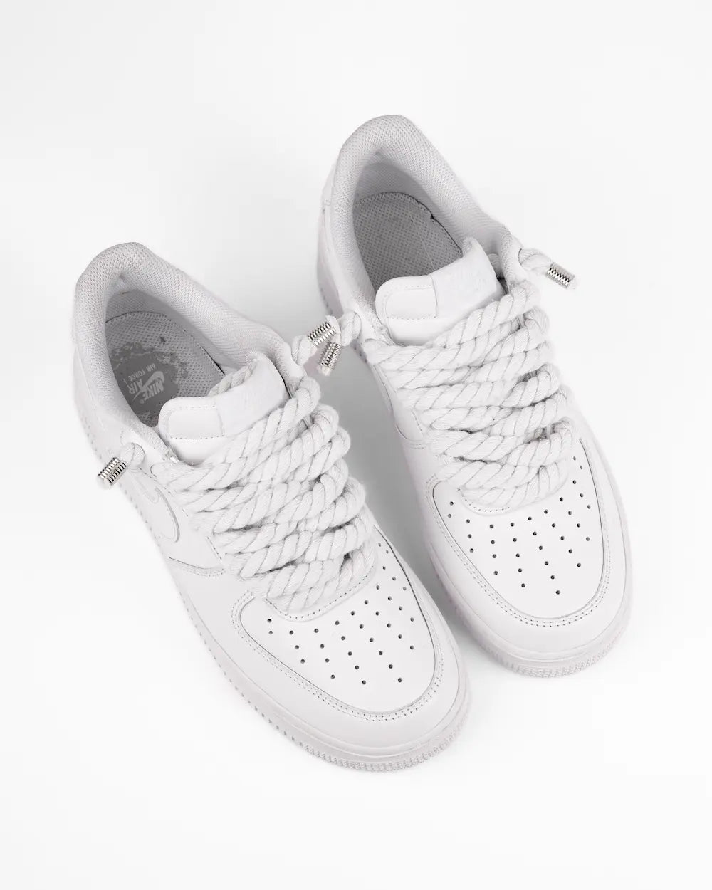 Nike Air Force 1 bianca personalizzata con lacci in corda bianchi