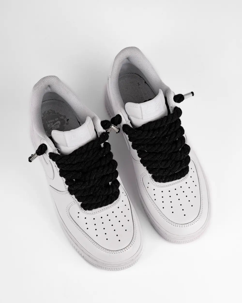 Nike Air Force 1 bianca personalizzata da SEDDYS con lacci in corda neri